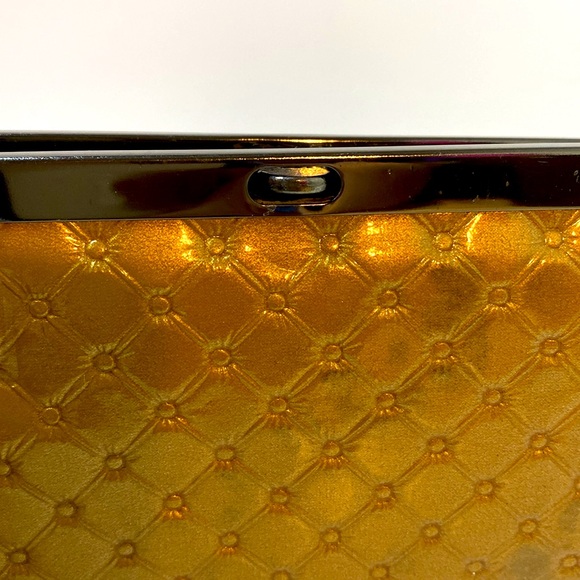 Embossed Glossy Vinyl Shell Pattern Metal Frame Push Closure Long Clutch Wallet - Picture 4 of 6